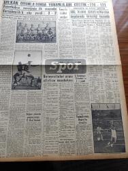 Yeni İstanbul Gazetesi - 15 Ağustos 1955 - Irak Kralı İkinci Faysal Yarın Gidiyor - Sinop'tan Otomobille Getirilen Kasım Gülek Dün Akşam Cezaevine Konuldu - Feridun Ergin Demokrat Parti'den Çıkarıldı - Nizameddin Nazif Sinop'ta Önce Tevkif Sonra Tahliye Edildi - 14. Balkan Oyunları Mithatpaşa Stadında Sona Erdi - Halide Edip Pazartesi Konuşmaları - Huzur Hasreti Yazan Mehmet Davaz - Sütçüler Yeni Bir Hile Buldular - Atom Enerjisinin Kullanılmasında Yeni Gelişmeler - Sovyet Japon Müzakereleri Çıkmazda Mı- Ankara İstanbul İzmir Radyosu Programı - Mehtap Şarkısı Cinayetleri Yazan Francis Didelot Yazı Dizisi - Çocuk Felci Aşısı Ne Safhada - Jübilesinden Önce Necla Sertel'le Samimi Bir Konuşma - Göçmen Çocukların Hikayeleri Bir Araya Gelince Yazan İlyas Açıkel - Clark Gable'in Son İzdivacı Ve Bazı Arkadaşlarının Sözleri - Fenerbahçe Karagümrük'ü Zor Yendi - Boğazı Yüzerek Geçme Yarışı Engin Ünal Birinci - Konya'da Bisiklet Yarışları
