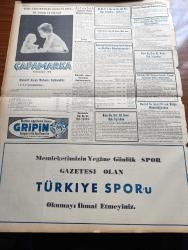 Yeni İstanbul Gazetesi - 15 Ağustos 1955 - Irak Kralı İkinci Faysal Yarın Gidiyor - Sinop'tan Otomobille Getirilen Kasım Gülek Dün Akşam Cezaevine Konuldu - Feridun Ergin Demokrat Parti'den Çıkarıldı - Nizameddin Nazif Sinop'ta Önce Tevkif Sonra Tahliye Edildi - 14. Balkan Oyunları Mithatpaşa Stadında Sona Erdi - Halide Edip Pazartesi Konuşmaları - Huzur Hasreti Yazan Mehmet Davaz - Sütçüler Yeni Bir Hile Buldular - Atom Enerjisinin Kullanılmasında Yeni Gelişmeler - Sovyet Japon Müzakereleri Çıkmazda Mı- Ankara İstanbul İzmir Radyosu Programı - Mehtap Şarkısı Cinayetleri Yazan Francis Didelot Yazı Dizisi - Çocuk Felci Aşısı Ne Safhada - Jübilesinden Önce Necla Sertel'le Samimi Bir Konuşma - Göçmen Çocukların Hikayeleri Bir Araya Gelince Yazan İlyas Açıkel - Clark Gable'in Son İzdivacı Ve Bazı Arkadaşlarının Sözleri - Fenerbahçe Karagümrük'ü Zor Yendi - Boğazı Yüzerek Geçme Yarışı Engin Ünal Birinci - Konya'da Bisiklet Yarışları