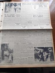 Yeni İstanbul Gazetesi - 12 Ağustos 1955 - Mustafa Nermi - Birleşik Amerika İngiltere Fransa Ve Sovyet Hariciye Vekili 27 Ekim'de Toplanıyor - Demokrat Parti Genel Kongresi Toplanıyor -  İsmet İnönü Ve Osman Bölükbaşı Başvekil Adnan Menderes'in Son Beyanatına Dün  de Cevap Verdiler - Türk Amerikan Kredi Görüşmeleri - Yaya Olarak Ankara'ya Gidecek Olan İşçiler - Huzur Hasreti Yazan Mehmet Davaz Yazı Dizisi - Kapalıçarşı 5.  Defa Yangın Tehlikesi Atlattı - Köylü Partisi İzmit Mitingi - Atom Konferansı Çalışmaları - Sigaranın Kanserle Alakası Yokmuş - Alman Radyoları İle İşbirliği Yapılıyor - Gerçek Bir Balerin Sevinç Baraz - Ankara İstanbul İzmir Radyosu Programı - Bakırköy Baruthane Arasında Yeni Bir Şehir - Kısa Dünya Haberleri - Çocuk Sayfası - Yugoslav Takımı Geceyarısı Geldi - Hakem Kursuna Merkez Komite Üyesi Doktor Tarık Özerengin Temsil Edecek - Beşiktaş Sade Bir Törenle Dün Çalışmalarında Başladı - Modaspor Fenerbahçe İle 21 Ağustos'ta Karşılaşmaktayız İstiyor - Çapamarka