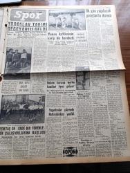 Yeni İstanbul Gazetesi - 12 Ağustos 1955 - Mustafa Nermi - Birleşik Amerika İngiltere Fransa Ve Sovyet Hariciye Vekili 27 Ekim'de Toplanıyor - Demokrat Parti Genel Kongresi Toplanıyor -  İsmet İnönü Ve Osman Bölükbaşı Başvekil Adnan Menderes'in Son Beyanatına Dün  de Cevap Verdiler - Türk Amerikan Kredi Görüşmeleri - Yaya Olarak Ankara'ya Gidecek Olan İşçiler - Huzur Hasreti Yazan Mehmet Davaz Yazı Dizisi - Kapalıçarşı 5.  Defa Yangın Tehlikesi Atlattı - Köylü Partisi İzmit Mitingi - Atom Konferansı Çalışmaları - Sigaranın Kanserle Alakası Yokmuş - Alman Radyoları İle İşbirliği Yapılıyor - Gerçek Bir Balerin Sevinç Baraz - Ankara İstanbul İzmir Radyosu Programı - Bakırköy Baruthane Arasında Yeni Bir Şehir - Kısa Dünya Haberleri - Çocuk Sayfası - Yugoslav Takımı Geceyarısı Geldi - Hakem Kursuna Merkez Komite Üyesi Doktor Tarık Özerengin Temsil Edecek - Beşiktaş Sade Bir Törenle Dün Çalışmalarında Başladı - Modaspor Fenerbahçe İle 21 Ağustos'ta Karşılaşmaktayız İstiyor - Çapamarka