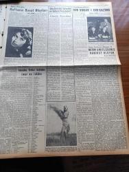 Yeni İstanbul Gazetesi - 27 Temmuz 1955 - Mustafa Nermi - Sovyet Rusya'nın Batılılara Gizli Teklifleri - Avusturya Bugün Fiilen Hürriyetine Kavuşuyor - Adnan Menderes'in Ziyaretleri - Ses Duvarını Aşan Jet Pilotlarımızın Yeni Rekoru - 23 Ekim'deki Nüfus Sayımı İçin Hazırlık - Huzur Hasreti Yazan Mehmet Davaz Yazı Dizisi - Dilencilerle Mücadele Şiddetlenecek - Selçuk Efes Harabeleri Temizlettiriliyor - Ziraat Vekili Nedim Ökmen'in Radyo Konuşması - İzmir Fuarında İnşaat İşleri Süratle İlerliyor - Ankara İstanbul İzmir Radyosu Programı - Mehtap Şarkısı Cinayetleri Yazan Francis Didelot Yazı Dizisi - Haftanın Sanat Olayları - Bir Sokak Ve Bir Gazino -  Ramiz Hacıoğlu - İstanbul'un Türkler Tarafından İmar Ve İskanı - Kraliçe Elizabeth'i Selamlarken Denize Düştü - Joan Crawford Yeni Kocası ile Paris'te - Kıbrıs Adası'nın Fethi - Meşhur Arsenal'in Türkiye'ye Gelmesi Kesinleşti - Atlet Ekrem Koçak'ın Rekorları - Jet Uçakları Roket Ve Bombardıman Yarışları - Fenerbahçe'ye Gelmek İsteyenler
