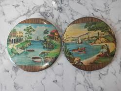 ESKİLERDEN RETRO İKİ ADET ÇİFT KATMANLI ARKA ÖN GEÇGEÇLİ TENEKE ÜZERİNE BASKI RESİM DUVAR TABAKLARI