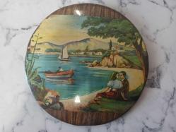 ESKİLERDEN RETRO İKİ ADET ÇİFT KATMANLI ARKA ÖN GEÇGEÇLİ TENEKE ÜZERİNE BASKI RESİM DUVAR TABAKLARI