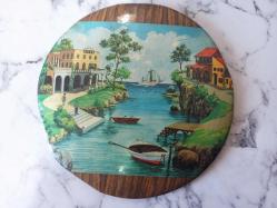 ESKİLERDEN RETRO İKİ ADET ÇİFT KATMANLI ARKA ÖN GEÇGEÇLİ TENEKE ÜZERİNE BASKI RESİM DUVAR TABAKLARI