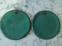 ESKİLERDEN RETRO İKİ ADET ÇİFT KATMANLI ARKA ÖN GEÇGEÇLİ TENEKE ÜZERİNE BASKI RESİM DUVAR TABAKLARI