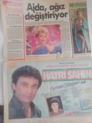 Sabah Yıldızı Haftalık Magazin Gazetesi - Serpil Çakmaklı - Oya Aydoğan - Ayla Eryüksel - Sibel Gireyalp - Mahalle Kavgası! - Türkan Şoray - Cihan Ünal - Mutlu Ama Gergin - Kuşlar Fısıldadı - Ajda Pekkan, Ağız Değiştiriyor - Başına İş Açacak - İpek Erdem - Bir Başka Gülecek - Alper cücenoğlu - Hayri Şahin fotoğraf ve haberi - Gazete Tam Değildir Sadece 2 Sayfası Mevcuttur