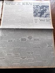 Yeni İstanbul Gazetesi - 22 Temmuz 1955 - Mustafa Nermi - Eisenhower'in Rusya'ya Hayret Uyandıran Teklifi - Bakırköy'de Askeri Cephanelik İnfilak Etti - 11'lere Dahil Olan Ekrem Alican Teklifi Geri Almayacağız Dedi - İsmail Rüştü Aksal Hasan Polatkan'a Cevap Verdi - Kasım Gülek Dün Sorguya Çekildi -  Şah Celal Bayar'ı İran'a Davet Etti - CHP Genel Başkanı İsmet İnönü - Huzur Hasreti Yazan Mehmet Davaz Yazı Dizisi - Samed Ağaoğlu'nun Radyodaki Konuşması - Denizcilik Bankası 9 Yeni Gemi Siparişi Verdi - Yüksek Askeri Hemşire Okulu - Ankara İstanbul İzmir Radyosu Programı - Mehtap Şarkısı Cinayetleri Yazan Francis Didelot Yazı Dizisi - Milletlerarası Kalay Konferansı Müzakereleri - Şair Eşrefin Mısır'a Götürdüğü Koçan - Viyana Opera Festivali - Tekerlekli Saray - Çocuk Sayfası - Barselona'da 1500 Metrede Ekrem Koçak Birinci Oldu - Mehmet Ali Has Kardeşi Şeref'i Yanına Alarak Fenerbahçe'ye Döndü - Galatasaray'ın Fenerbahçe'ye Vereceği Kupa - Yunan Güzeli Sonia Fenerbahçe'yi Seviyor