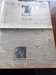 Yeni İstanbul Gazetesi - 15 Temmuz 1955 - Mustafa Nermi - Krutçev Ve Mareşal Zukov Da Cenevre'ye Gidiyorlar - Papagos Makarios'a Söz Verdi - Yeni Kredili İthalat Esasları Belli Oldu - İskenderiye Patriği Hristoforos Dün İstanbul'dan Geçti - İngiliz Öğretmenleri İdam'ın Aleyhinde - Pakistan Afganistan İhtilafında Arabuluculuk - Huzur Hasreti Yazan Mehmet Davaz Yazı Dizisi - Naile Sağlam Dispanseri Bugün Açılıyor - Muammer Çavuşoğlu Radyoda Yine Konuştu - Hacılara 80'er Sterling Döviz Verilecek - Doktor Mükerrem Sarol Bayburt Vilayet Olacaktır - Ankara İstanbul İzmir Radyosu Programı - Mehtap Şarkısı Cinayetleri Yazan Francis Didelot Yazı Dizisi - Ortopedi Kliniği Nasıl Kuruldu - Çocuk Sayfası - Barselona Güreşlerinde İtalyan Mısır Mücadelesi - 2. Akdeniz Oyunları Yarın Su Seromonisi İle Açılıyor - Beynelmilel Bled Kürek Müsabakaları - Balkan Oyunlarına Katılacak Takımımız - Fahir Özgüden- Ekrem Koçak - Çapamarka - Doğubank - Gripin - Türkiye Spor - 100 Kişi Timsahlara Yem Oldu