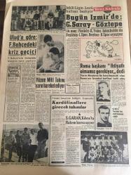 YENİ SABAH GAZETESİ 22 EYLÜL 1962 YIL:25 SAYI :8451--Dahiliye Vekaleti dün Vilayetlere emir  verdi --Silahlar  iade  ediliyor --Silahlanacaklar arasında  başvekil  ve  vekiller de var --Irçılıktan  dün  Meclis te yine  bir kavga çıktı --Kazaklardan 2 kadın  giderayak  doğurdu --Gürsel  ,tembel  olan İslam değildir  ,dedi --Kadınlar tecavüzleri  protesto  için  toplandı --İnsan Unutmaz :Siyavuşgil --Trabzon  da bir kamyon devrildi  :1 ölü ,7 yaralı --Macmillan : O Pazarın dışında  kalamayız  dedi --Muz Ülkesi Alanya --Fransız Cumhurbaşkanı  Referandumla  Seçilecek ----Bugün İzmir de :Galatasaray -Göztepe --Uluğ 'a  göre :Fenerbahçe  de ki  kriz  geçici --Roma Başkanı  İhtiyatlı Olmamız  Gerekiyor  Dedi --Yüzme Milli Takımı  Yarın Hareket Ediyor --