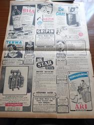 Cumhuriyet Gazetesi - 12 Mart 1953 - Paris'te Türkiye Fransa Arasındaki Görüşmeler - Rusya'da 25 Müslüman Lideri Daha İdam Edildi - Malatya Suikastı Sanıklarının Sorguları - Avni Özmansur - Fahreddin Kerim Gökay Dün Ruhban Okulunu Ziyaret Etti - Milliyetçiler Derneği İdare Heyeti Üyelerinin Dünkü Duruşması - Haşim Mardin Raman Tankeri Gelecek Hafta Yola Çıkacak Dedi - Mısır'da Yeni Rejim Ve Müslüman Kardeşlerin Rolü Yazan Faruk Fenik - 3 Kadının Romanı Yazan Peride Celal Yazı Dizisi - Abidin Daver - İmralı'dan Doğan Güneş Filmi Taksim Sinemasında - Cahid Irgat - Atıf Kaptan - Kanlı Para Filmi - Ayhan Işık - Aliye Rona - Orhan Arıburnu - Cennet Yolu Yazan Steinbeck - Tarihin En Meşhur Kadın Casusu Mata Hari - Günün Resimleri - Hikaye Son Senfoni Çeviren Mazhar Kunt -  Pan American - General Electric Ampul -  Ha La Peynir Mayası - Öksürüğü Reosil Keser - Star Traş Bıçağı - Ürolog Kemal Çağlar