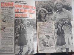 Pazar Haftalık Aktüalite Sinema Tiyatro Müzik ve Magazin Dergisi - Sayı:983 - Feri Cansel - Elif Pektaş - Uğur Dündar'ın İlk Filmi Hülya Koçyiğit'le - Selim Soydan - Güleç Özler - Sami Tunç'la Boğaz Plajlarındaydık - Gönül Akkor - Nilüfer Koçyiğit - Ertem Eğilmez - Melek Ayberk - Sinema Varken Sahnede İşim Yok - Piraye Uzun Posteri - Tugay Toksöz - Ahu Tuğba - Tamer Yiğit - Çıplakların En Güzeli Benim - Arzu Okay Ameliyat Olmadım Diyor - Temel Gürsu - Aynur Akarsu - Aşk Kısa Sürdü fotoğraf ve haberi - Tam Takım Dergi