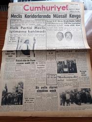 Cumhuriyet Gazetesi - 16 Mayıs 1959 - Meclis Koridorlarında Kavga - CHP'li Turgut Göle'nin Başına Baston Darbesi İsabet Etti - İsmet İnönü Demokrat Parti'lilerin CHP'lilere Tecavüz Ettiklerini Söyledi - Atıf Benderlioğlu - Amerikan Başkanı Eisenhower'in Türk Milletine Mesajı - Hava Şehitleri Anıldı - Memba Suyu Diye Neler İçiyoruz - Karaca Tiyatro - Sevda Sokağı Komedyası Yazan Halide Edip Adıvar Yazı Dizisi - Ahmet Nimet Kurat - Kuzey Irak'ta Asiler 5 Karakolu İşgal Ettiler - Bay Oscar Karikatür - Sivrisineklere Karşı B Vitamini -  Burhan Felek - Garanti Bankası -  Kıymetli Ses Sanatkarı Mualla Mukadder - Hula Hoop'tan Sonra Yeni Bir İcad - Yunus Nadi Armağanı - Uluç Ali Yazan Halikarnas Balıkçısı Yazı Dizisi - Adana Vapurunu Sulukule Ekibi Uğurladı - Vita Yağ - Odo Ro No Koku Giderici - Federasyon Kupasında Kasımpaşa Beyoğluspor'a Yenildi - 11. Avrupa Basketbol Şampiyonası - Fenerbahçe Adana'ya Gidiyor - Fenerbahçeli Canel Konvur Antremanda 1.52 Atladı - Galatasaray Karagümrük Maçı