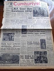 Cumhuriyet Gazetesi - 30 Haziran 1957 - Cumhuriyetçi Millet Partisi Genel İdare Kurulunun Tebliği - NATO Genel Sekreteri Spaak'ın Atina'ya Ziyareti - Seçimler 1958'de Mi Yapılacak - Tabii Afetler Bütün Dünyada Hasar Yaptı - CHP Tunceli Milletvekili Aslan Bora Askerlik Müddetinin İndirilmesini Hususunda Kanun Teklifi Yaptı - Maltepe Sigara Fabrikasının Temeli Dün Atıldı - Kırşehir Bugün Vilayet Oluyor - Gordiyom Kazıları - Beyazıt Aksaray Yolu Trafiğe Kapatılıyor - İzmir Belediyesi İle Eshot İhtilafa Düştü - Geliboludaki Heykel Davası - Yanlış Zifaf Yazan Kemal Bilbaşar Yazı Dizisi - Esnaf Ve Kredi Bankası Yarın Hizmete Giriyor - Kore'deki Anlaşmayı Kızıllar Bozuyor - Amerikan Dış Yardımı Kısıldı - Yüzbaşı Mehmet Emin Özdemir'in Duruşması Başladı - Sophia Loren Aleyhine Dava Açıldı - Antalya'da Tarihi Sen Piyer Kilisesinde Ayin Yapıldı - Haftanın Şakaları Yazan Burhan Felek - Bir Perde Kapandı Yazan Nihal Karamağaralı Yazı Dizisi - Basketbolda İtalya'yı 57 50 Yendik - Galatasaray