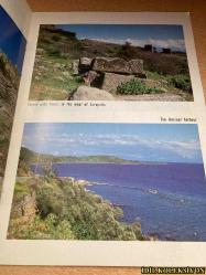 ASSOS (BEHRAMKALE) : A VİEW FROM THE AGORA TO THE ACROPOLİS / HÜSEYİN ULUASLAN / KESKİ MATBAASI / İNGİLİZCE KİTAP , REHBER (ASSOS (BEHRAMKALE) : AGORADAN Akropolise Bir Görünüm)