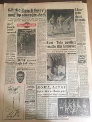 YENİ SABAH GAZETESİ 19 EKİM 1962 YIL :25 SAYI :8478---Af edilen  mahkumlar dün  ailelerine  kavuştu --55 Ağa hakkındaki  kanun  da kaldırıldı Affedilen  yurt dışına çıkabilecek --Ayrı yatan karısını  öldürmeye  kalktı ---Eve dönmek :Siyavuşgil --Turistlerde 20 bin  parça   eşya çalmışlar --İzmir  'in  içinde  dün  bir  karakol bastılar ---Kennedy ,bir Zenci için  23600 eri  seferber  etti --G.Birliği Reisi Galatasaray 'ı  Mağlup Edeceğiz Dedi --Naci İzmir de  forvet  oynayacak --Şeref 'in  durumu  bugün  belli  oluyor --Spor -Toto bayileri  tasnife  tabi tutuluyor --Galatasaray Bytom  Rövanşını  18 Kasım da --Roma Altay İçin Hazırlanıyor --