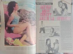 Pazar Haftalık Aktüalite Sinema Tiyatro Müzik ve Magazin Dergisi - 1 Temmuz 1967 - Sayı:562 - Ajda Pekkan - Sezer Güvenirgil - Zeynep Aksu Cüneyt Arkın'la Oynuyor - Aşk Sahneleri Tamer Yiğit'i Zayıflattı - Başa Gelen Çekilir Diyor - Gönül Yazar - Ajda Pekkan sinemayı Unuttu - Sinema Haberleri - Birsen Ayda - Tanju Gürsu - Nevin Nural - Erol Solak - Ünsel Aybek - Suzan Avcı, Kapıcısı ile Kavga Etti - Hanımlar Sizin İçin - Zeynep Berk - Tanju Korel - Yeşilçam'da Yeni Bir İsim - Sezer Güvenirgil'e Sessiz Boykot! fotoğraf ve haberi - Tam Takım Dergi