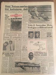 YENİ SABAH GAZETESİ  17 EKİM 1962 YIL:25 SAYI :8476---CHP Grubunda İnönü ve Erkin ,Erimin   teklifine  cephe aldılar -- Af Çıktı ---Kayseri  cezaevinde  bayram havası esiyor -- Üsküdar soygunu   failleri  tutuldu---Takma dişler ve kanarya çalındı --İsimsiz  Ordu :Siyavuşgil ---- Mahalle  kabadayısı  gece ev basıp  camı çerçeveyi  indirdi --Binler  kadının  hakiki  cinsiyetleri  erkekmiş --Bir  salkım  üzüm için  öldürüldü --Zehirli  tabancalı  casusun  müebbet  hapsi istendi --Özarı  Ankara  maçları  bizi  korkutuyor  dedi --1 Kuponda  iki tane  13 tutturdu  :Dursun Karaali --Vefa ,Galatasaray  Mete Erdoğan  ve  Bülent 'İ İstedi --6 Atlet Merkez  Ceza Heyetine  Sevk Edildi --