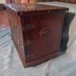 Masif Sandık ,Metal Süslemeli,Aynalı,Vintage