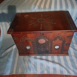 Masif Sandık ,Metal Süslemeli,Aynalı,Vintage