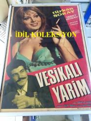 VESİKALI YARİM, 1968, FİLM AFİŞİ / POSTERİ - BÜYÜK BOY - ORİJİNAL - 100 X 70 cm EBADINDA - Original Turkish Big Size Movie Poster - Ömer Lütfi Akad, Safa Önal, Türkan Şoray, Aydemir Akbaş, Behçet Nacar, Hakkı Kıvanç, Necip Tekçe, İzzet Günay, Ayfer Feray, Semih Sezerli, Zeki Sezer, Aynur Akarsu, Selahattin İçsel, Yaşar Şener, Hakkı Haktan, Orhan Çoban - ŞEREF FİLM  - DÖNEMİNE AİT, ORİJİNAL İLK BASIMDIR