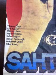 SAHTEKAR, 1972, FİLM AFİŞİ / POSTERİ - BÜYÜK BOY - ORİJİNAL - 99 X 67 cm EBADINDA - Original Turkish Big Size Movie Poster - Ertem Göreç, Volkan Kayhan, Yılmaz Güney, Atıf Kaptan, Mümtaz Ener, Sevda Karaca, Birtane Güngör, Renan Fosforoğlu, Yıldırım Önal, Diler Saraç, Müşerref Çapın, Süha Doğan, Ali Uyandıran, Mustafa Alabora, Eriş Akman, Yeşim Yükselen (DÖNEM AFİŞİ, İLK BASKI, RESTORASYONLU, ÇERÇEVELİ)
