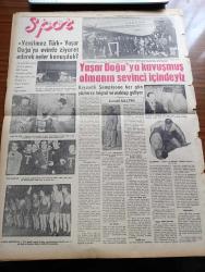 Ulus Gazetesi - 26 Ocak 1956 - İlham Gencer Ve Arkadaşları - Hüseyin Cahit Yalçın - Bir Demokrat Parti Milletvekili Komisyonda Dedi Ki Arjantin'de Bile Basına İspat Hakkı Tanınmıştır - Ordinaryüs Profesör Sıddık Sami Onar'a Göre Mevcut Kanunlarla Çanlara Ot Tıkanmış - Eisenhower Sıhhati İyi Olursa Aday Olacak - Egeliler Kasım Gülek'i Bağrına Bastı - Bülent Ecevit Köşe Yazısı - Doğubank -  İngiliz Amerikan Görüşmeleri Yazan Ahmet Şükrü Esmer - Radyolardan Seçmeler - Silviya Sevimli Model Karikatür - Baykara Altın Küre Karikatür - Akbank - Milli Namzetler İlk Maçta Dokuz Gol Attı - Ordu Takımının Şampiyonası Maçları - Sophia Loren - İngiliz Kraliçesi 2. Elizabeth Afrika'ya Gidiyor - Medyumların Akıl Dışı Kehanetleri - Yenilmez Türk Yaşar Doğu'yu Evinde Ziyaret Ederek Konuştuk - Tarihin Meşhur Sakallı Kadınları - Emin Soysal - Hergeleci İbrahim Pehlivan Yazan Celal Davut Arıbal - Hicret Canbazoğlu -  Fransız Yıldız Martin Carol