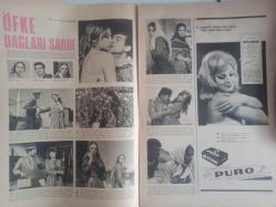 Pazar Haftalık Aktüalite Sinema Tiyatro Müzik ve Magazin Dergisi - 28 Ağustos 1965 - Sayı:466 - Selma Güneri - Genç Kız Kalbi ve Boncuk Çizgi Romanı - 12 Ayda 18 Film Çevirip Afiş Rekoru Kırdı - Bir Aktörün 24 Saati - Cüneyt Arkın - Ahmet Tarık Tekçe - Türkan Şoray - Birsen Menekşeli - Sevim Çağlayan - Öfke Dağları Sardı Film Hikayesi - Pervin Par - Ekrem Bora - Nilüfer Aydan - Puro Tuvalet Sabunu Reklamı - Doktor Kilder ve Kırık Kalp Çizgi Romanı - Aşk Rüyası - Yeşilçam'da Soyunmayan Kalmadı - Ajda Pekkan - Pervin Par - Nilüfer Aydan - Fatma Girik - Hülya Koçyiğit - Birsen Menekşeli - Nebahat Çehre - Devlet Devrim - Mine Soley - Zuhal Tan - Ebediyen Beraberiz fotoromanı - Tanışma ve Tanıştırma - Hanımlar Sizin İçin - Zeynep Berk - Hasbi Tembeler Çizgi Romanı fotoğraf ve haberi - Tam Takım Dergi