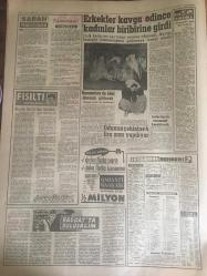 YENİ SABAH GAZETESİ 7 EKİM  1962 YIL :25 SAYI :8466----Yeni Gösteri Yürüyüşleri Kanunu Mecliste --Siyasi Af Kanunu Meclise Getiriliyor ----AP bugün İzmir ve Adana da  Miting  Yapacak --Milli  Koalisyonu  Bu Defa AP İstiyor --Sel  kurbanlarının  sayısı çoğalıyor ---Memleketin  ilk ve tek ihtiyacı :Huzur --AP Partileri Demokrasiyi Korumağa Davet  Etti ----Dokuz çıplak bir hamamda  ele geçti --Kral Faruk hakaret  davası için Miami  'ye  davet edildi ---Tiyatrohane  :Siyavuşgil ---Erkekler  kavga edince  kadınlar  birbirine  girdi ---Brigitte Bardot dan  tehlikeli ---Menhus bir  hastalık genç  çifti  tehdit  ediyor ---Futbol sahalarının meçhul bir takımı  :Habeşistan --İhtilalcilerde  Yemen İmamı  Yaşıyor Dedi --Amerikalı  bir kadın Binbaşı  Mahkum Oldu --Fenerbahçe ,Altınordu 'yu Mithatpaşa  da 1-0  yenebildi --B.Spor ,Feriköy den  iki puan aldı :1-0--H.Tepe  A.Gücü 'nü  dün 1-0  mağlup etti ---Galatasaray  bugün  K.Spor la  oynuyor --