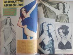 Pazar Haftalık Aktüalite Sinema Tiyatro Müzik ve Magazin Dergisi - 31 Mart 1977 - Sayı:1071 - Arzu Okay - Tülay Karaca - Mine Sun Bir Mide Kanaması Geçirdi - Film İthalcileri Yabancı Film Sorununu Tartıştı - Şantöz Funda - Fikret Hakan'la Film Çevirecek - Tevfik Gelenbe Doğum Gününü Sahnede Kutladı - Yılmaz Köksal Yeniden Film Setlerine Döndü - Ünsal Emre - Memduh Ün - Cüneyt Arkın - Banu Alkan - Melek Görgün - Selma Güneri Dokuz Yıllık Aradan Sonra Yeniden Plak Doldurmaya Başladı - Arzu Okay Yeni Aşkını Gizliyor - Meral Zeren Selami Şahin Ayrılığa Dayanamadılar - Tülay Karaca Bir Ay Avrupa'da Dans Edecek - Tülay Tansu Film Çevirmekten Korkuyor - Anna Chen fotoğraf ve haberi - Tam Takım Dergi