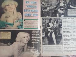 Pazar Haftalık Aktüalite Sinema Tiyatro Müzik ve Magazin Dergisi - 10 Mart 1977 - Sayı:1068 - Melinda Delon - Müşerref Tezcan - Feri Cansel Ölümün Eşiğinden Döndü - Pakize Suda Yeni Filmiyle Yine Yeşilçam'da - Sezen Cumhur Önal - Merih Akalın - Aydan Adan - İnci Günay - Hamiyet Eren - Füsun Özben - Deniz Erkanat - Aynur Aydan - Meral Zeren Ses Tellerinden Ameliyat Olacak - Selami Şahin - Mualla Omay Sessizce Evlenmişti Yine Sessizce Ayrıldı - Özgürlüğe Kavuşan Mualla Omay Yine Sinemaya Dönüyor - Nükhet Duru - Neşe Alkan Sahnede En Büyük Desteğim Eşim Diyor - Perihan Ateş fotoğraf ve haberi - Dergi Tam Değildir Sadece 14 Sayfası Mevcuttur