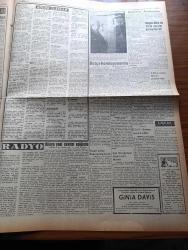 Ulus Gazetesi - 17 Ocak 1958 - Dünya Yepyeni Bir Devrin Eşiğinde Bulunmaktadır - Suni Ay Gezisi - Tevkif Edilen Subaylar Hakkında Bir Açıklama - Dış Politika Konusu CHP Meclis Grubunda - Kıbrıs Hakkında MacMillan'ın Demeci - Bütçe Komisyonunda Ege Üniversitesinin Bütçesi Görüşüldü - Ankara'da Et Sıkıntısı Artıyor - Başkente Bir Resim Galerisi Yapılacak - Vatan Yolunda Milli Mücadele Hatıraları Yazan Yakup Kadri Karaosmanoğlu Yazı Dizisi - Ali Rıza Erem - Bülent Ecevit Köşe Yazısı - Kızıl Çin Latin Alfabesine Mi Geçiyor - Demokrat Parti Yönetim Kuruluna İşten El Çektirildi - Bulganin'in Öğütleri - Tekel Depolarının Koridorları Röportaj Örsan Öymen - Dulles Aleyhinde Ki Kampanya - Silviya Latin Aşığı - Baykara Attila'nın Eli Çizgi Roman - Ankara'da Et Sıkıntısı - Ferit Melen'in - 4 Ölüm Cezası Gündeminde - Beşiktaş Antrenörü Remomdini - Avrupa Boks Birliği Toplantısı - Şinasi Ataman Bugün İstanbul'a Gidiyor - Fenerbahçe Beşiktaş Maçı - Arnavutköy Amerikan Koleji Voleybolcuları Geliyor