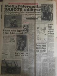 YENİ SABAH GAZETESİ  3 ŞUBAT 1962 YIL :24 SAYI :8225---Ankara da günün konusu  :Huzur --Gürsel 4 Partinin  Liderleri ile Dün Bir Toplantı Yaptı --Beşer  'in  Ankara 'yı  terk talebi reddedildi --Memur  ve işçiler tüccardan çok vergi  ödüyor --Bayar kanama  geçirdi --Dış  borçlar  1961 de  116 milyon dolar arttı --Aydın-Muğla yolunu sel  gölleri kapattı ---En kötüsü yine  iyi :Siyavuşgil --Sinemalar :Atlas :Utanmayanlar ,Emek :Mesut Yıldönümü ,İnci :Şeytanın Kılıcı ,Konak: Unutulmayan  Hatıralar ,Küçük Emek :Çifte Tehlike ---1999 yılı insanlık dönüm noktası olacak ---Yeni  Rock  Kralı Vince :Ben şeytan  değilim diyor --Metin Palermoda  Sabote Ediliyor --Haftanın  maçını bugün Fenerbahçe  ile Vefa oynuyor --Galatasaray şirket oluyor --Yunan genç  Milli Takımı İddialı Geliyor --