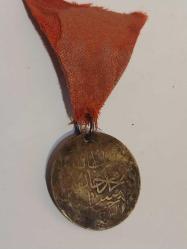 Meşrutiyet Madalyası, Osmanlı İmparatorluğu II. Meşrutiyet Ve Kanun-İ Esasi Konulu 2.Abdülhamid ve Reşad Dönemi Gayri Resmi Yahudi / Masonik Madalya italyada basılmıştır. Ön Yüz: II. NUOVO SULTANO MAOMETTO V. (II.Yeni Sultan Muhammed V.) Arka Yüz: Çelenk içinde “Sultan Mehmed Han Hamis Hazretleri” yazmaktadır. Çap: 26 mm  Tırtıksız :Osmanlıca- İtalyanca İki ayrı kalıp yazı.. Nadir Çıkan Koleksiyonluk..