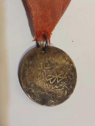 Meşrutiyet Madalyası, Osmanlı İmparatorluğu II. Meşrutiyet Ve Kanun-İ Esasi Konulu 2.Abdülhamid ve Reşad Dönemi Gayri Resmi Yahudi / Masonik Madalya italyada basılmıştır. Ön Yüz: II. NUOVO SULTANO MAOMETTO V. (II.Yeni Sultan Muhammed V.) Arka Yüz: Çelenk içinde “Sultan Mehmed Han Hamis Hazretleri” yazmaktadır. Çap: 26 mm  Tırtıksız :Osmanlıca- İtalyanca İki ayrı kalıp yazı.. Nadir Çıkan Koleksiyonluk..