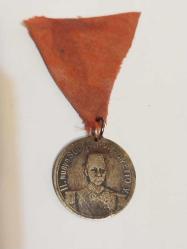 Meşrutiyet Madalyası, Osmanlı İmparatorluğu II. Meşrutiyet Ve Kanun-İ Esasi Konulu 2.Abdülhamid ve Reşad Dönemi Gayri Resmi Yahudi / Masonik Madalya italyada basılmıştır. Ön Yüz: II. NUOVO SULTANO MAOMETTO V. (II.Yeni Sultan Muhammed V.) Arka Yüz: Çelenk içinde “Sultan Mehmed Han Hamis Hazretleri” yazmaktadır. Çap: 26 mm  Tırtıksız :Osmanlıca- İtalyanca İki ayrı kalıp yazı.. Nadir Çıkan Koleksiyonluk..