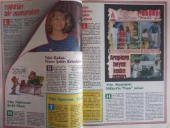 Erkekçe Aylık Aktüalite Sinema Tiyatro Müzik ve Magazin Dergisi - Ocak 1985 - Pembe Mutlu - Marilu Tolo - Çiğdem Tunç - Necdet Calp - Kur'an Das Kapital ile Savaşıyor - Avrupa'nın En Büyük Havaalanını Bir Türk Yönetiyor - 1984'ün Bir Numaraları - Uçtu Uçtu... - İşte Sony'nin Babası - Test - - Masal Kız - Aziz Nesin - Aşk Neyledi Sübyanı?  - Dırdırcı Kadınları Ne Yapmalı? - Kısırlık Tedavi Edilebilir - Aerobik - John Barrybore - Düşman Kardeşler - Sihirli İksir - - Çiğdem Tunç -  - Neşeli Fıkralar - Düşünelim, Eğlenelim - Ayın Takvimi: Lory Del Santo - Pembe Mutlu Posteri fotoğraf ve haberi