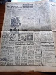 Ulus Gazetesi - 4 Ocak 1959 - Bütçe Komisyonunda Müessif Olaylar - Demokrat Parti Milletvekili CHP Ve İsmet İnönü'ye Karşı Çirkin Sözler Kullandı - İçişleri Bütçesi Görüşmeleri - İstanbul'da Cumhurbaşkanı Celal Bayar Başbakan Adnan Menderes Bakanlar Gizli Görüşme Yaptı - Merzifon'da Demokrat Partililer Karakolu Basmıştır - Aya Giden Füze Yarı Yolu Aştı - 1958 Yılı İhracatı Çok Düşük - CHP 14. Kurultayının Hazırlıkları Bitiriliyor - Çukurova'nın Kurtuluşunun 37. Yıldönümü - Sovyetlerin Fırlattıkları Füzeyi Amerika Heyecanla Takip Ediyor - Kuklalar Yazan Oktay Verel Yazı Dizisi - Salahattin Hakkı Esatoğlu - Doktor Rasim Yaşat'ın Çocuk Esirgeme Kurumuna Bağışı - Sanat Okulları Sınav Yönetmeliği Değişti - Küba'da Askeri Kurul Başkanı Albay Egenio Cantillo Tevkif Edildi - Beşiktaş Kasımpaşa'yı Dün Farklı Yendi - Kabak Kardeşler Mağazası - Hacettepe Dördüncü Takım Olarak Kaldı - Kulüp Vagon Pavyon - Karagümrük İstanbulspor'u Yendi