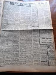 Ulus Gazetesi - 4 Ocak 1959 - Bütçe Komisyonunda Müessif Olaylar - Demokrat Parti Milletvekili CHP Ve İsmet İnönü'ye Karşı Çirkin Sözler Kullandı - İçişleri Bütçesi Görüşmeleri - İstanbul'da Cumhurbaşkanı Celal Bayar Başbakan Adnan Menderes Bakanlar Gizli Görüşme Yaptı - Merzifon'da Demokrat Partililer Karakolu Basmıştır - Aya Giden Füze Yarı Yolu Aştı - 1958 Yılı İhracatı Çok Düşük - CHP 14. Kurultayının Hazırlıkları Bitiriliyor - Çukurova'nın Kurtuluşunun 37. Yıldönümü - Sovyetlerin Fırlattıkları Füzeyi Amerika Heyecanla Takip Ediyor - Kuklalar Yazan Oktay Verel Yazı Dizisi - Salahattin Hakkı Esatoğlu - Doktor Rasim Yaşat'ın Çocuk Esirgeme Kurumuna Bağışı - Sanat Okulları Sınav Yönetmeliği Değişti - Küba'da Askeri Kurul Başkanı Albay Egenio Cantillo Tevkif Edildi - Beşiktaş Kasımpaşa'yı Dün Farklı Yendi - Kabak Kardeşler Mağazası - Hacettepe Dördüncü Takım Olarak Kaldı - Kulüp Vagon Pavyon - Karagümrük İstanbulspor'u Yendi