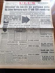 Ulus Gazetesi - 7 Ocak 1959 - İstanbul'da Büyük Bir Patlama Oldu Üç Bina Havaya Uçtu 17 Öldü 159 Yaralı Var - Patlama Tan Matbaasının Arkasında Türkiye Ecza Deposunun Orada Oldu - Feci Olayın Sebebi Henüz Bilinmiyor - Saat 24'e Kadar Belli Olan Ölü Ve Yaralılar - Felaket Ve Ankara Radyosu - Dün Futbol Federasyonu Başkanı Orhan Şeref Apak VE Beden Terbiyesi Genel Müdürü Şinasi Ataman Ani Olarak Değiştirildi - Yakup Kadri Karaosmanoğlu - Kasım Gülek'in Kıbrıs Konusunda Demeci - Üç Gün Önce 36 Puanla Çökmekten Kurtulan Batı Uygarlığı Dün Yıkıldı - İstanbul'da Fırtına Hasara Sebep Oldu - Kozmik Roket Güneş Çevresinde Dönüyor - Kuklalar Yazan Oktay Verel Yazı Dizisi - Basın Suçlarının Affı Düşüncesi Bir Hükümet Sırrı Olabilir Mi - Goethe'nin Kalemiyle Batista'lara Öğütler Yazan Leyla Çambel - Yurdakul Mehteroğlu - Demokrat Parti'nin 13. Kuruluş Yıldönümü - Ulus Çocukları - Memetle Memet Yazan Ve Çizen Tonguç Yaşar - Baykara Tutsak Çizgi Roman - İstanbulspor'un Kozu İhsan - Beşiktaş Takımı