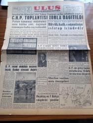 Ulus Gazetesi - 20 Nisan 1959 - İstanbul'da Hüseyin Cahit Yalçın Ocağının Açılışı Sebebiyle Yapılan CHP Toplantısı Zorla Dağıtıldı - Cumhuriyet Halk Partisi Heyetinin Trakya Gezisi Dün Sona Erdi - Demokrat Parti İl İdare Heyeti Banka Müdürlerinden Kurulacak - İstanbul Mahmutbey Muhtar Seçimini Kazanmak İçin Demokrat Parti Otobüsle Seçmen Taşıdı Kızılay Yiyecek Dağıttı - Ordu Takımımız Lüksemburg'u 5 2 Yendi - Antalya Milletvekili Burhanettin Onat Demokrat Parti'nin Gidişi Başka Millette Olsa 10 Defa İktidardan Düşerdi - Beşiktaş Ve Fenerbahçe Rakiplerini Yendiler - Milli Korunma Kanununun Kaldırılması - İsmail Rüştü Aksal - Turhan Feyzioğlu - Kemal Satır - Çalar Saat Yazan Erle Stanley Gardner Yazı Dizisi - Cezayir Kurtuluş Cephesi Seçimleri Boykot Ediliyor - Yazarlar Arasında Ankete Göre Stevenson 1960'da Başkan Seçilecek - Port Said'de Sovyet Filmleri Boykot Edildi - Kitaplar Yazarlar Köşesi - Kederli Yıllar Filmi Başrolde Belgin Doruk Kenan Pars Ve Fatma Andaç - Sinemalar -  Baykara