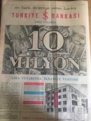 YENİ SABAH GAZETESİ  21 OCAK 1962 YIL :24 SAYI :8212---Sahte fatura ile  5 milyon  liralık kaçak mal  sokulmuş  --Baykam  istifa etti ,Çelikbaş 'ın istifasını  istendi ---98 Türk  bulunan motor  büyük  bir tehlike atlattı --İnönü iş ve akti ve grev  en  kuvvetli ilaçtır  dedi ---Talebelere  karşı  polis  gazinoyu koruyor --Bekçi ücretine kızıp   kendi dükkanını  soydu ---4 esrar  kaçakçısı 10 milyon ödeyecek --Elia Kazan Şehrimizde ---Evvela rejim meselesi :Siyavuşgil ---Belediye 1383 kişiye  istimlakten  borçlu ---Liz Taylor  ,Kleopatra --Zindan dan kaçtı , zengin olarak can verdi ---En fazla  ikramiye veren banka :İş Bankası ---İktisadi Devlet Teşekkülleri İslah  Edilecek --Fenerbahçe galip Beşiktaş mağlup ----Yeşildirek  iki  penaltı  ile G.Tepe den 2 puan aldı---İtalya da  büyük maç :İnter -Fiorentina ---İstanbul spor ,PTT ' yi  ikinci  devre yendi :2-1--Ankara da ordu maçı  :Türkiye Amerika ---