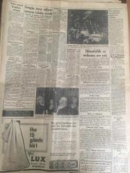 YENİ SABAH GAZETESİ  18 OCAK 1962 YIL :24 SAYI :8209---Diktatörlük ve  intikama  yer yok --Süreyya Endik 'in  ihracı  istendi --Zammı  geri bırakan  tasarıyı  Meclis Komisyona iade etti -----Neriman Ağaoğlu  Mahkumları Savundu--Meteoroloji  Radyo İstasyonu Kuruyor ---İşçilere borç para verilmesi  aleyhinde ---Dormen Tiyatrosu :Siyavuşgil --Yunanistan  kaptanlarını  dönmesine izin vermedi ---Sophia 'ya yüzünü  böyle  örttürdü --Pazar  günü İzmir  de Fenerbahçe -Beşiktaş --Son hazırlık maçı :Ordu  takımı -j.Gücü ----Ümitler maçında İzmir 4 -İstanbul 2 ---D.Şafaka Hapoel  maçı 27 Ocak ta --En popüler  spor  :Futbol --Galatasaray karşılıklı  ithamlar ---
