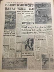 YENİ SABAH GAZETESİ  18 MART  1963 YIL :25 SAYI :8626--Üç Arap Devleti Başkan Mevzuunda Anlaşamadı --5 CHP 'li Bakan Planı  Methetti --Dostunun bir gözünü  kezzap atarak kör etti --Gıda maddeleri  fiyatı aralıksız  yükseliyor ---Gümüşpala Balıkesir de af istedi ---Devlet adamı  kıtlığı :Siyavuşgil --Hacca gidecek otobüsler özel  musaade alacaklar ---Nasır 'ın  yetkileri sınırlandırılacak ---16 Yaşından beri kemençe  çalan sanatkar  :Parasko Leondaridis --Salih  Tozan 'ın  evvel  çevirdiği son filmi :Cici Katibem yakında gösterilecek ---Fenerbahçe İzmir Spor 'u Rahat Yendi :3-0--Güzel  oynayan Karagümrük G.Birliği 'ni  1-0 mağlup etti --Hadiseli geçen Beşiktaş -A.Gücü maçı yarıda  kaldı ---