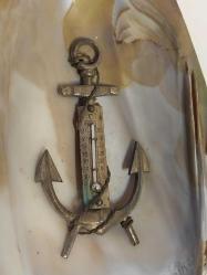 GERÇEK DENİZ KABUĞU İÇİNDE, SANATÇI İMZALI, PİRİNÇ TERMOMETRELİ ÇAPA..Dekorluk, Koleksiyonluk..  Yükseklik: 21 Cm.Genislik: 11 Cm.