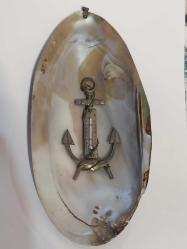 GERÇEK DENİZ KABUĞU İÇİNDE, SANATÇI İMZALI, PİRİNÇ TERMOMETRELİ ÇAPA..Dekorluk, Koleksiyonluk..  Yükseklik: 21 Cm.Genislik: 11 Cm.