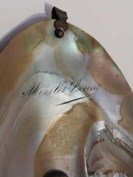 GERÇEK DENİZ KABUĞU İÇİNDE, SANATÇI İMZALI, PİRİNÇ TERMOMETRELİ ÇAPA..Dekorluk, Koleksiyonluk..  Yükseklik: 21 Cm.Genislik: 11 Cm.