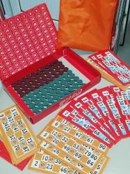 Coca Cola ve Fanta karışımı yılbaşı noel tombala tam takım. 90 adet taş ve 24 adet farklı numara kağıtları. Eksiksiz kullanılmadan Kenarda Bekleyen depo ürünleri vintage nostalji tasarım hobi eğlence promosyon reklam koleksiyon