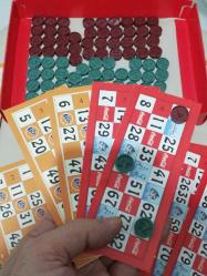 Coca Cola ve Fanta karışımı yılbaşı noel tombala tam takım. 90 adet taş ve 24 adet farklı numara kağıtları. Eksiksiz kullanılmadan Kenarda Bekleyen depo ürünleri vintage nostalji tasarım hobi eğlence promosyon reklam koleksiyon