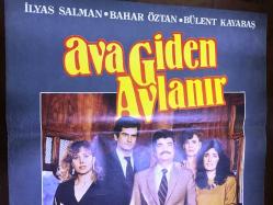 Ava Giden Avlanır, 1986, FİLM AFİŞİ / POSTERİ - BÜYÜK BOY - ORİJİNAL - 97 X 66 cm EBADINDA - Original Turkish Big Size Movie Poster - Sami Güçlü, Safa Önal, Bülent Kayabaş, İlyas Salman, Erol Tezeren, Zerrin Doğan, Zerrin Doğan, Bahar Öztan, Sami Hazinses, Necla Fide, 	Ahmet Karaca, Seyfettin Karadayı, Erhan Canan, Burç Film