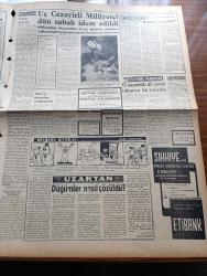 Ulus Gazetesi - 3 Nisan 1957 - Hüseyin Cahit Yalçın - Makarios Kıbrıs'a Dair Görüşmelerde Türkiye'yi İstemiyor - Doktor Fazıl Küçük'le Faiz Kaymak Şehrimizde - Kıbrıs İkiye Bölünmelidir - Dört Kör Işığa Kavuşturuldu - İran Başbakanı Hüseyin Ala İstifa Etti - Cezayirliler Üzerine Ne Düşünüyoruz - Dünya Sağlık Teşkilatının Yardımı - İngiltere'de Grevler Sona Ermek Üzere - Devlet Kuşu Yazan Orhan Kemal Yazı - Namık Zeki Aral - Yurdakul Mehteroğlu - Bülent Ecevit Köşe Yazısı - Yakup Kadri Karaosmanoğlu Köşe Yazısı - Üç Cezayirli Milliyetçi Dün Sabah İdam Edildi - Van'ın Kurtuluşu Yıldönümü - Silviya Kobayın Hikayesi Çizgi - Baykara Hz. Süleymanın Tası - Hayatı Macera Olan Adam Arsen Lüpen Yazan Alain Sergent Yazı Dizisi - Teknik Elemanlar Federasyon Kuruyor - Fenerbahçe Vefa İle Oynarken Galatasaray'ın Rakibi Belli Değil - Bu Hafta Beşiktaş Ankara'ya Geliyor - Tamek Konserveleri - Dekan Kupası İlk Gün Maçları - Ankara Üniversitesi Futbol Takımı - Federasyon Kupası Maçları -İngiltere Kupası